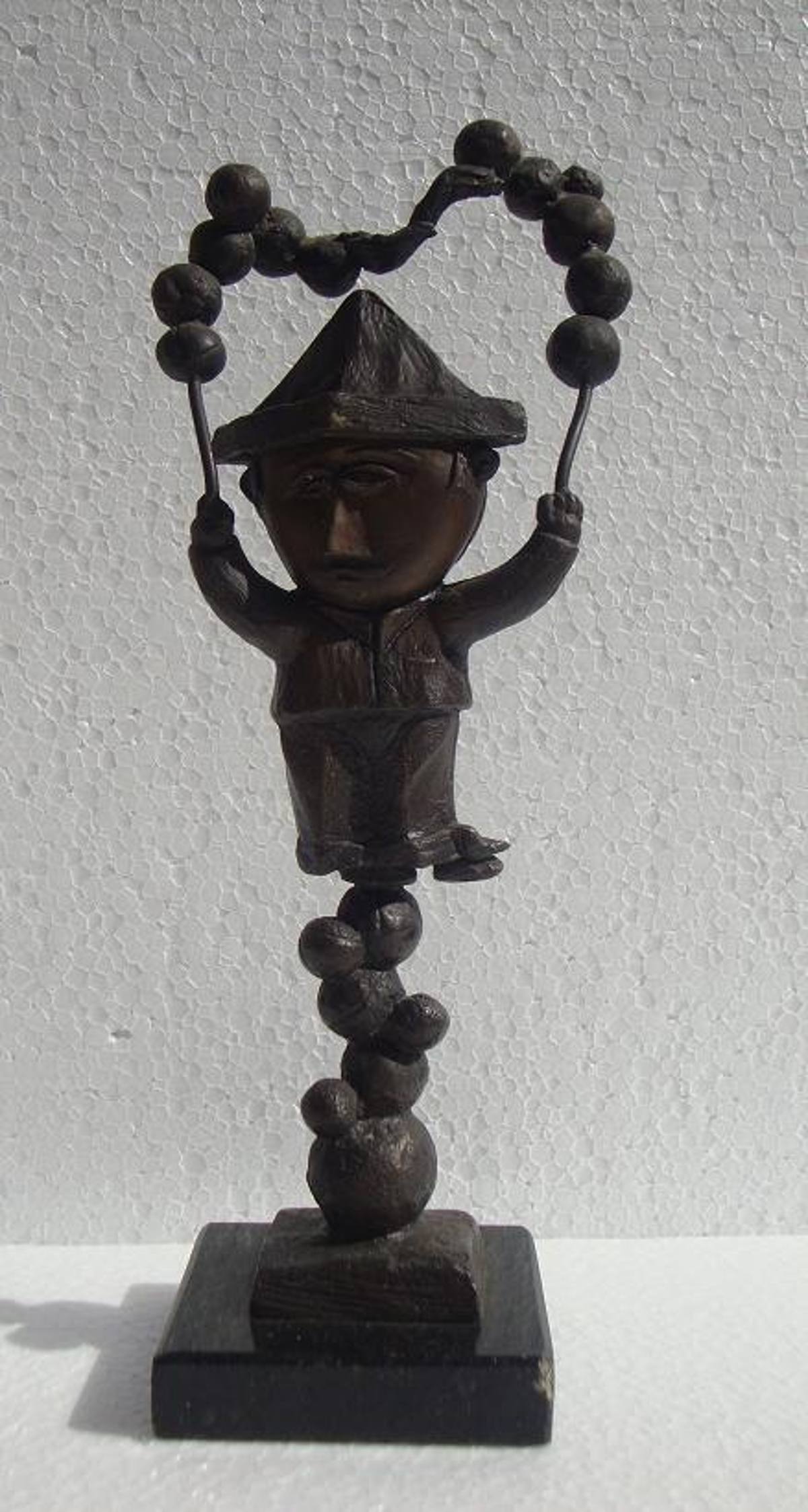 Equilibrista com varetas e bolas