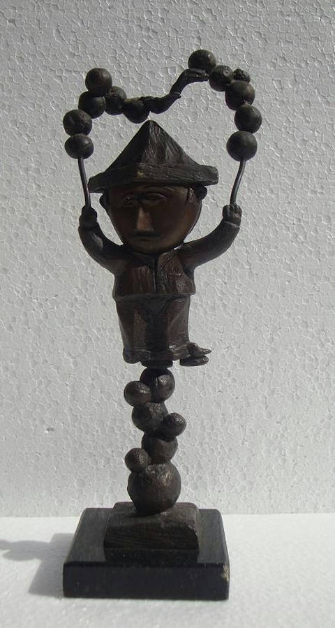 Equilibrista com varetas e bolas