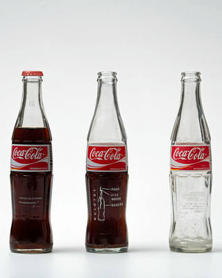 Cildo Meireles - Inserções em Circuitos Ideológicos: Projeto Coca - Cola