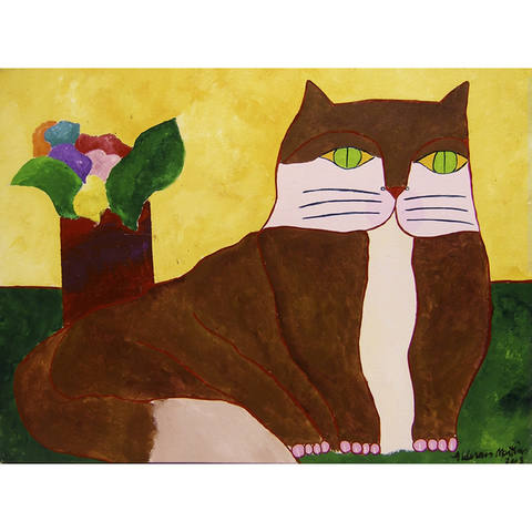 Gato marrom e vaso com flores