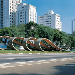 Tomie Ohtake - monumento à imigração japonesa