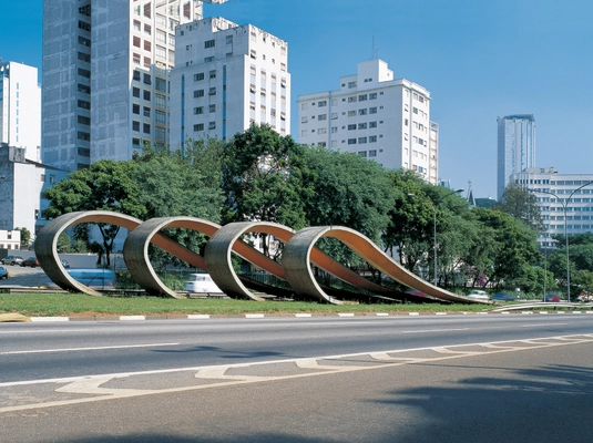 Tomie Ohtake - monumento à imigração japonesa