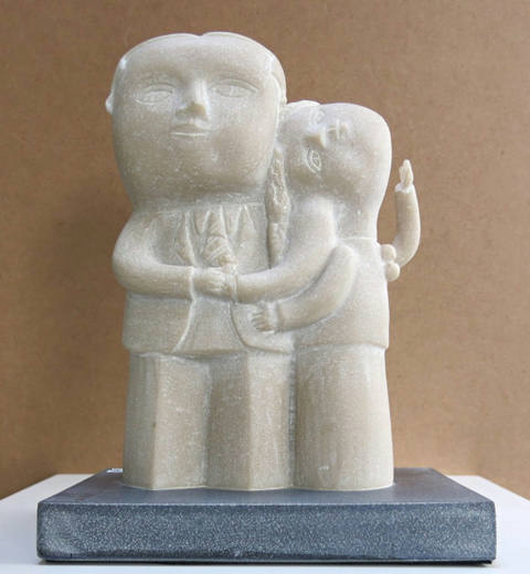 Casal abraçado