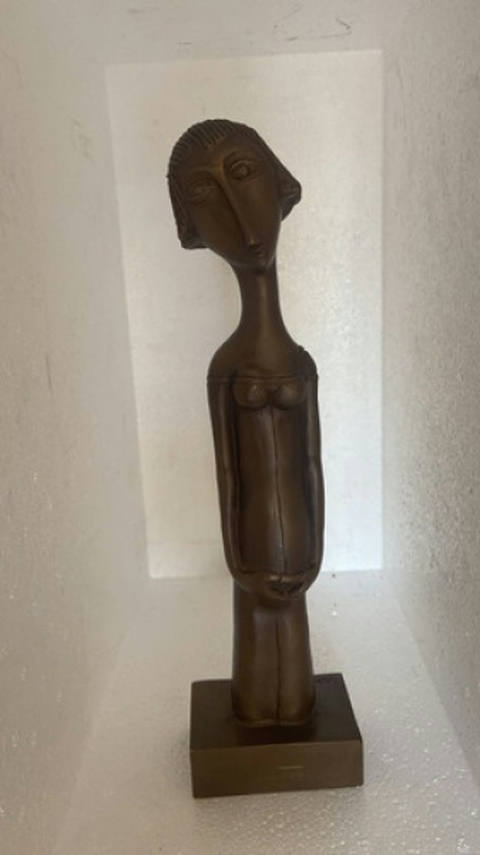 magnifica e unica escultura de bronze deste tema gravida