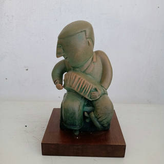 Inos Corradin - Sanfoneiro. escultura em terracota com pátina verde