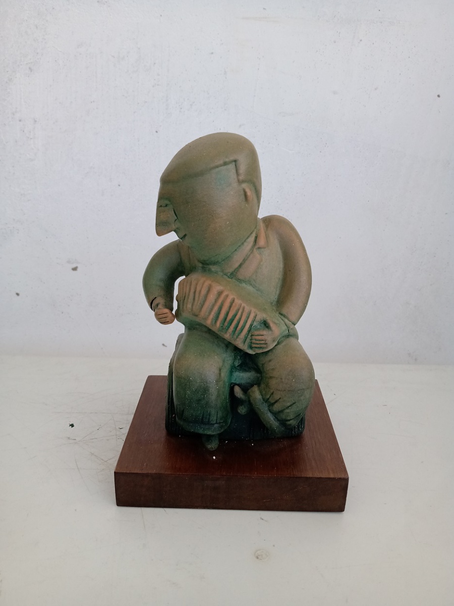 Sanfoneiro. escultura em terracota com pátina verde