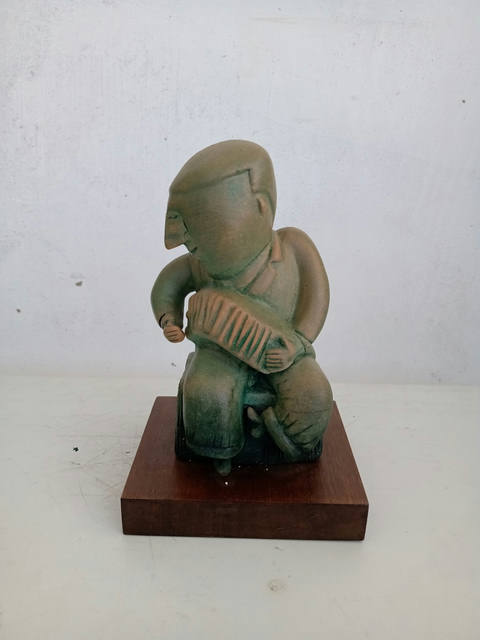 Sanfoneiro. escultura em terracota com pátina verde