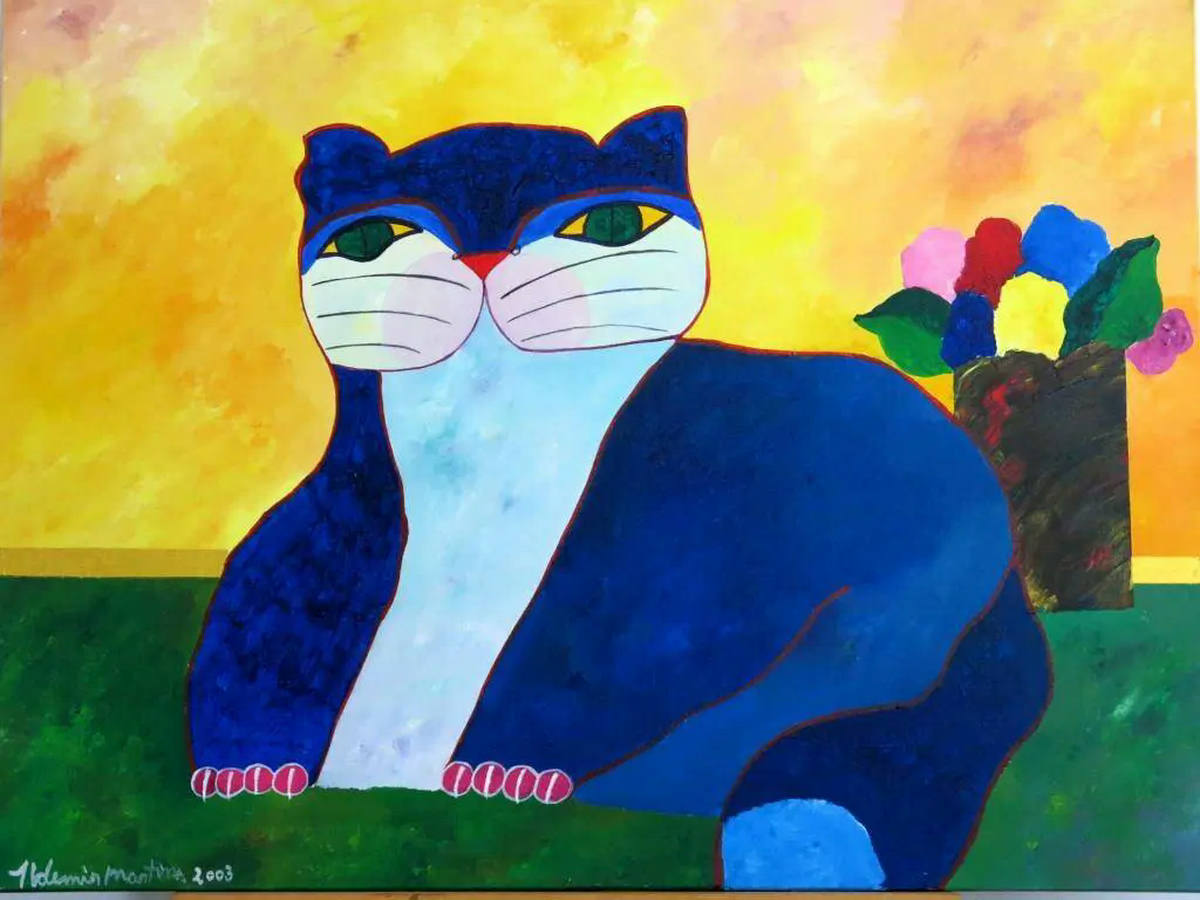 Gato com vaso de flores