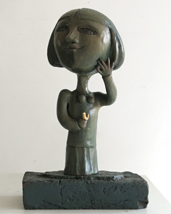 Menina com pássaro