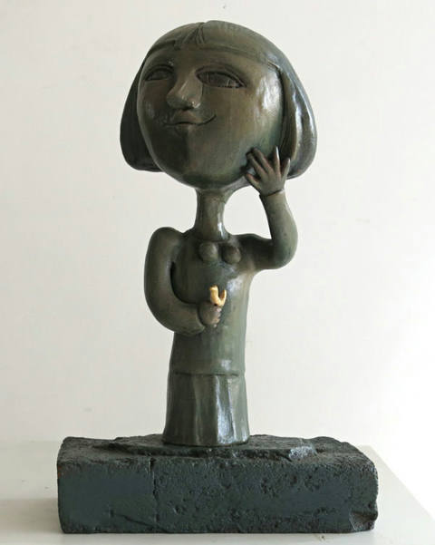 Menina com pássaro